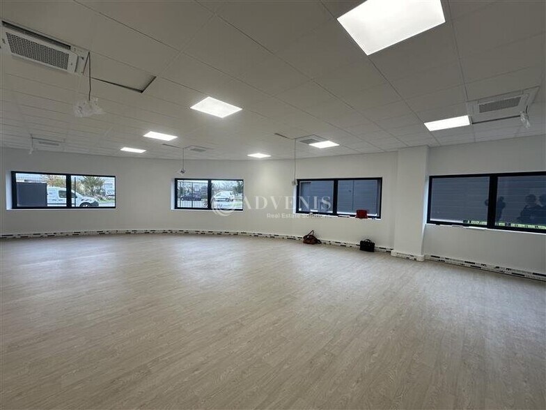 Office in Buchelay for lease - Interior Photo - Image 1 of 12