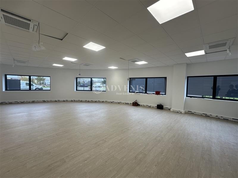 Office in Buchelay for lease Interior Photo- Image 1 of 13