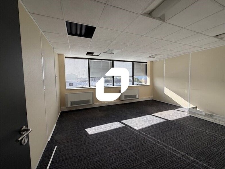 1 Rue De La Croix Des Maheux, Cergy for lease - Interior Photo - Image 3 of 26