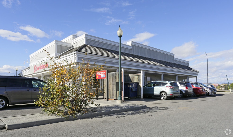 200 5th Ave W, Cochrane, AB à vendre - Photo du bâtiment - Image 2 de 3