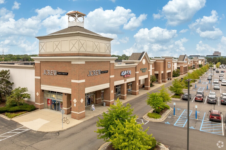 662-868 E Big Beaver Rd, Troy, MI for lease - Building Photo - Image 2 of 5