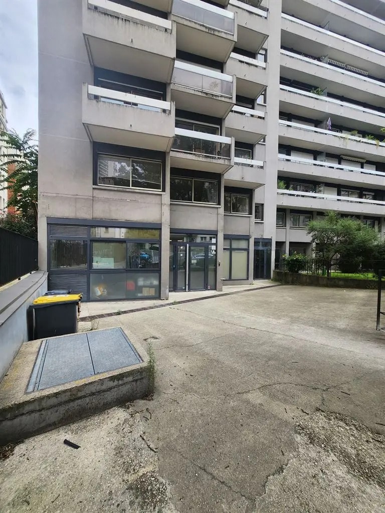 Retail in Paris for lease Building Photo- Image 1 of 11