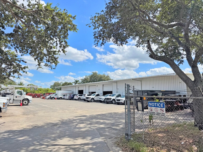 3526 Work Dr, Fort Myers, FL for lease - Building Photo - Image 2 of 8