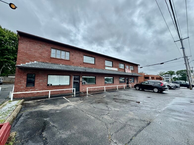 390 W Main Rd, Middletown, RI à louer - Photo du bâtiment - Image 2 de 9