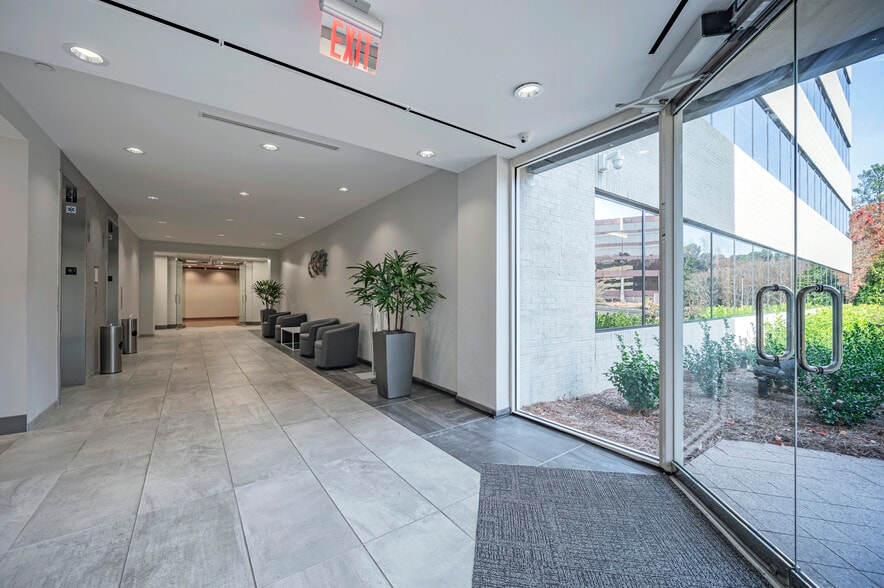 1955 Lake Park Dr SE, Smyrna, GA for lease - Interior Photo - Image 2 of 11