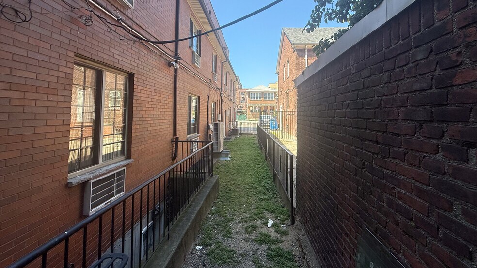 7803 41st Ave, Elmhurst, NY à louer - Photo du bâtiment - Image 2 de 13