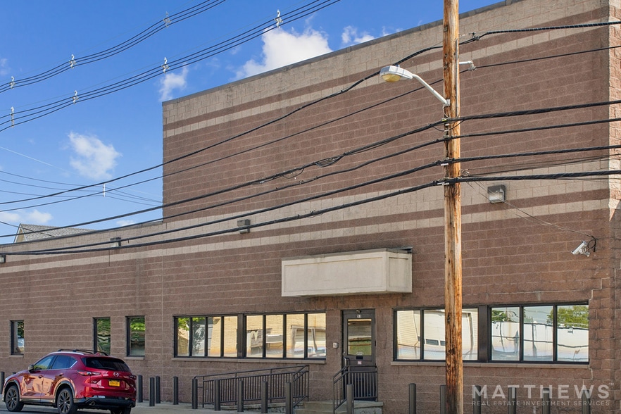 53 Hanse Ave, Freeport, NY à vendre - Photo du bâtiment - Image 2 de 3