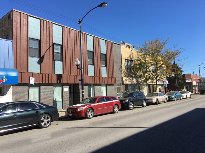 5642 W Diversey Ave, Chicago, IL for lease - Primary Photo - Image 1 of 12