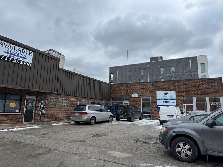 2023 W Fullerton Ave, Chicago, IL for lease - Building Photo - Image 3 of 18