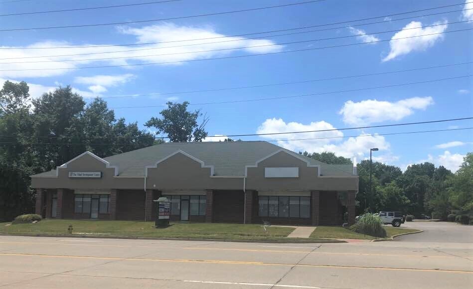 2108-2126 Bryan Valley Commercial Dr, O'Fallon, MO for lease - Primary Photo - Image 1 of 7