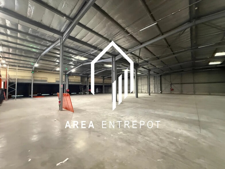 Industrial in Aix-en-Provence for lease - Interior Photo - Image 3 of 9
