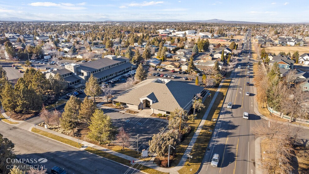 2698 NE Courtney Dr, Bend, OR à vendre - Photo du bâtiment - Image 3 de 32