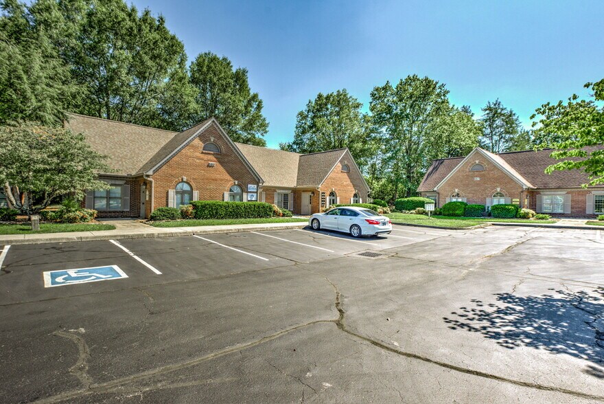 661 Emory Valley Rd, Oak Ridge, TN à louer - Photo du bâtiment - Image 3 de 5