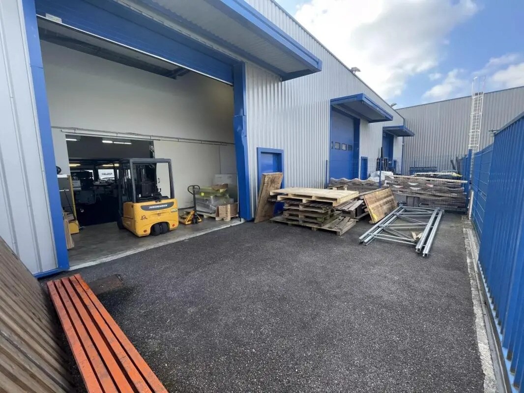 Flex in SAINT-JEAN-D'ILLAC for lease Building Photo- Image 1 of 10