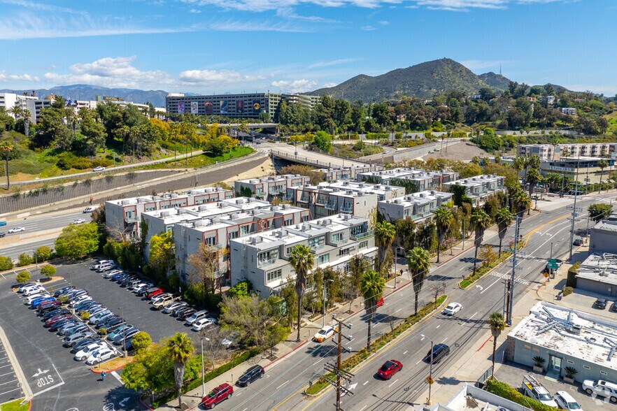 3450 Cahuenga Blvd W, Los Angeles, CA à louer - Photo du bâtiment - Image 3 de 16