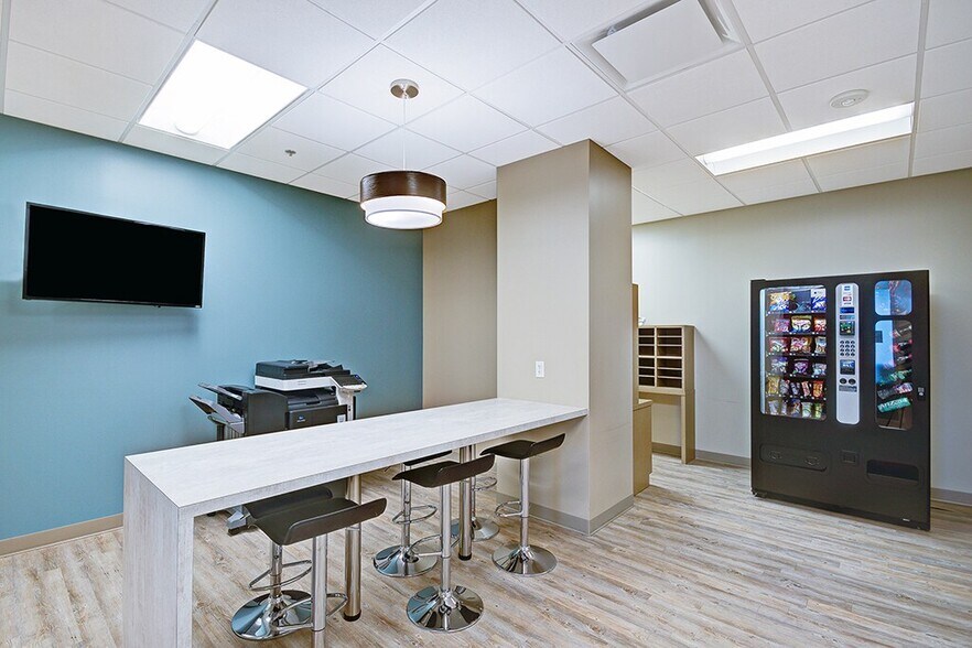 5900 S Lake Forest Dr, McKinney, TX à louer - Photo du bâtiment - Image 3 de 5