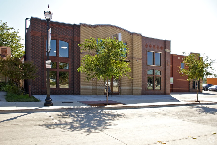 206 N Oak St, Roanoke, TX à vendre - Photo du bâtiment - Image 2 de 17