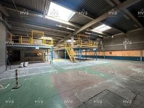 Flex in Vitrolles for lease Building Photo- Image 1 of 4