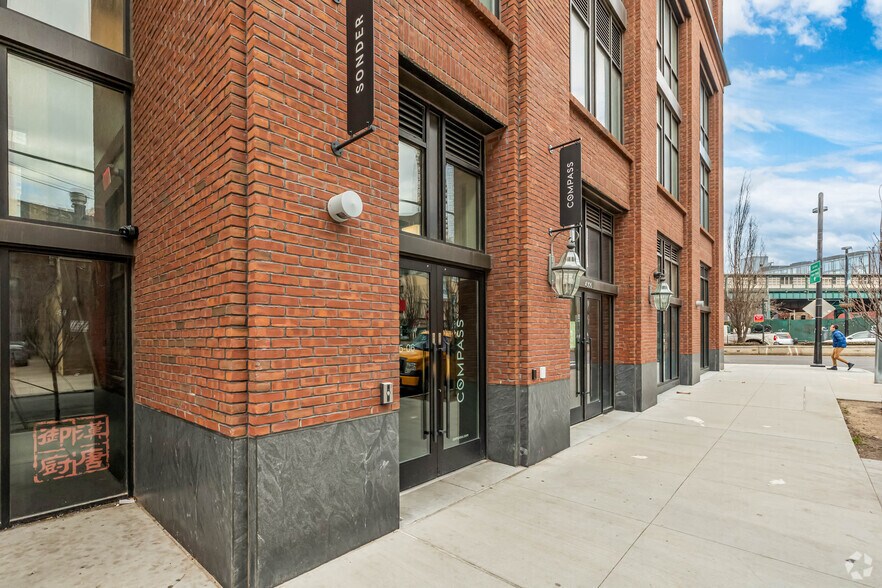 45-06 Pearson St, Long Island City, NY à louer - Photo du bâtiment - Image 3 de 6