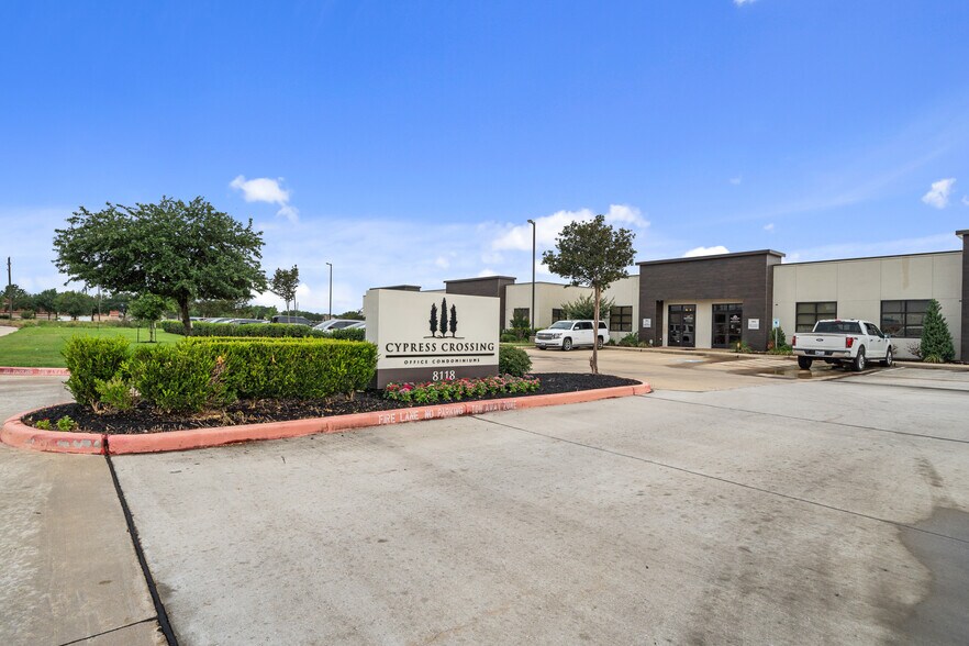 8118 Fry Rd, Cypress, TX à louer - Photo du bâtiment - Image 2 de 10