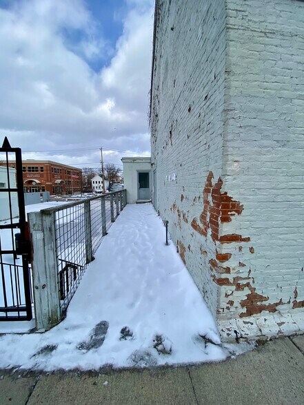 2 parcels- Development lot, Townhouse portfolio of 2 properties for sale on LoopNet.ca - Building Photo - Image 2 of 28