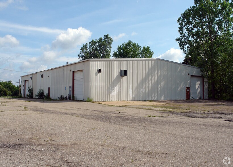46001 Grand River Ave, Novi, MI à vendre - Photo du bâtiment - Image 3 de 7