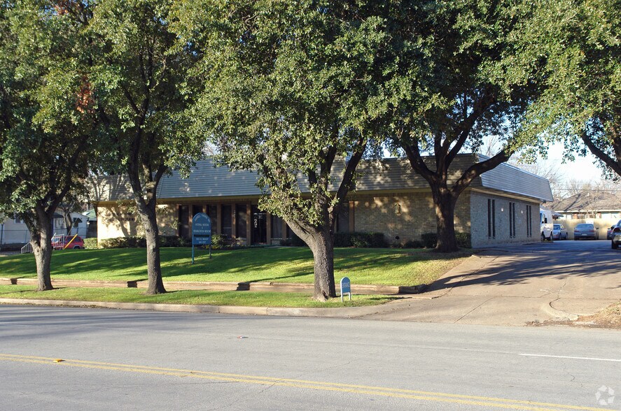 1001 N Bishop Ave, Dallas, TX à vendre - Photo du bâtiment - Image 2 de 2