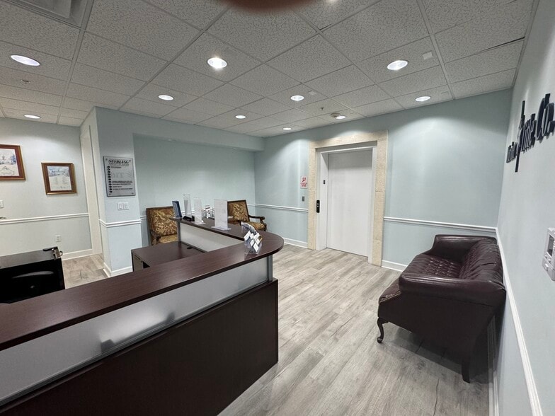 100 SW Albany Ave, Stuart, FL for lease - Interior Photo - Image 3 of 13