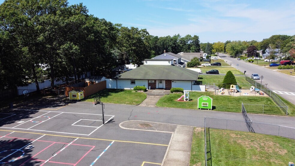 9-10 Glenmere Ln, Coram, NY à vendre - Photo du bâtiment - Image 2 de 36