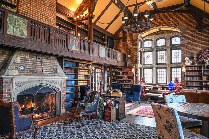 1272 SW Fillmore St, Topeka, KS for sale - Interior Photo - Image 3 of 159