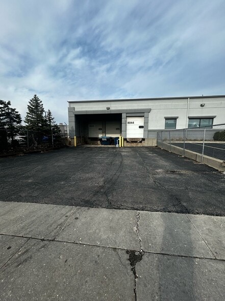 8044 Saint Louis Ave, Skokie, IL for lease - Building Photo - Image 2 of 7