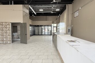 1100-1148 Douglas Rd, Oswego, IL for lease Interior Photo- Image 1 of 2
