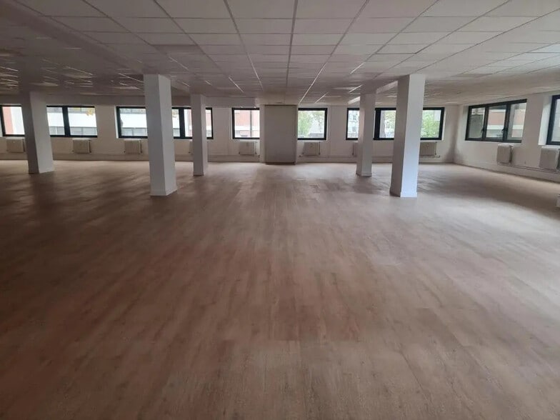 Office in Montreuil for lease - Interior Photo - Image 2 of 16