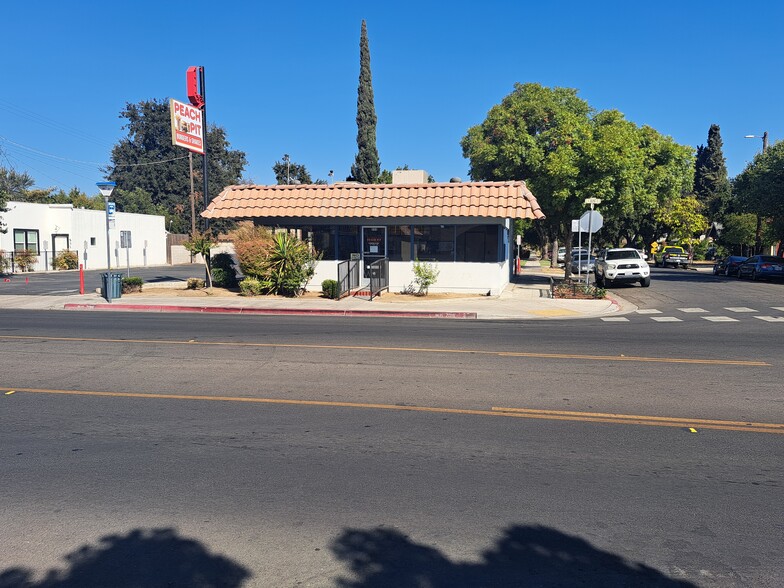 555 E Olive Ave, Fresno, CA à vendre - Photo du bâtiment - Image 2 de 12