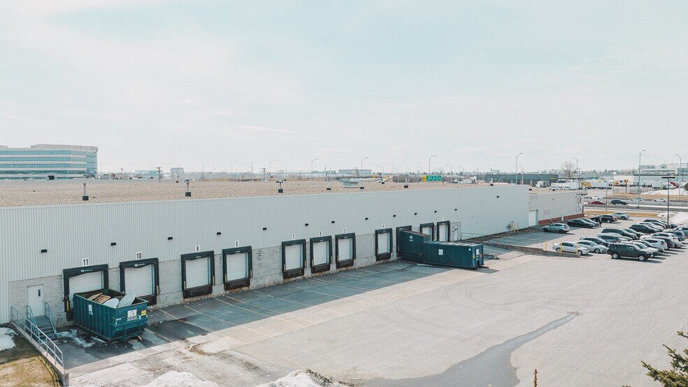 2555 Boul Pitfield, Montréal, QC à louer - Photo du bâtiment - Image 3 de 6