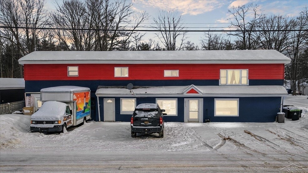 10028 W Higgins Lake Dr, Roscommon, MI for sale - Primary Photo - Image 1 of 12