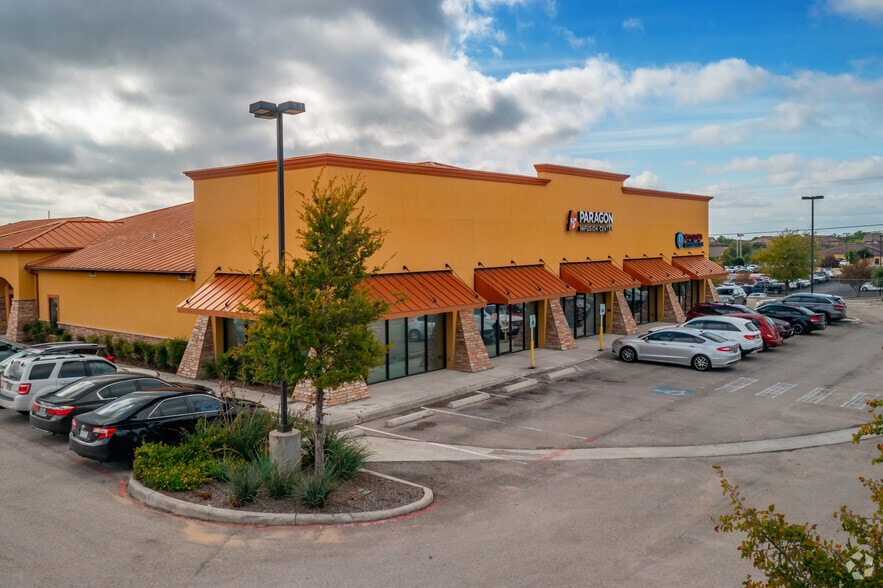 8554 Huebner Rd, San Antonio, TX à vendre - Photo principale - Image 1 de 25