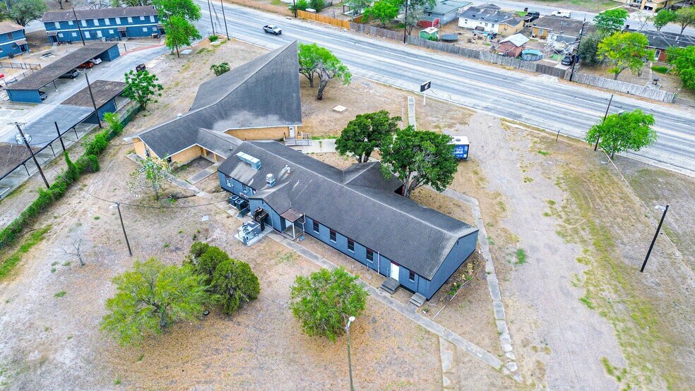 1120 E Sen Carlos Truan Blvd, Kingsville, TX for lease - Building Photo - Image 2 of 19