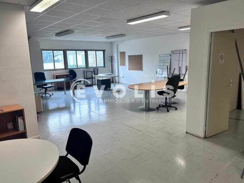 Office in Ormoy for lease - Building Photo - Image 3 of 15