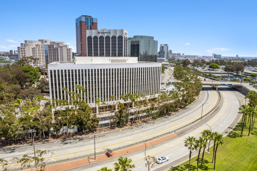 Golden Shore portfolio of 3 properties for sale on LoopNet.ca - Building Photo - Image 2 of 5