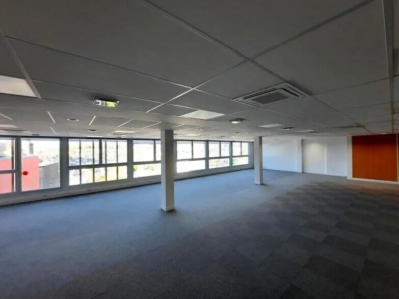 Office in Rouen for lease - Interior Photo - Image 2 of 14