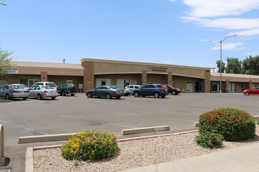 12814 N 28th Dr, Phoenix, AZ à louer - Photo du bâtiment - Image 3 de 5
