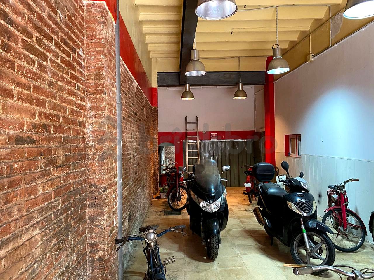 Retail in Barcelona, Barcelona for lease Interior Photo- Image 1 of 12