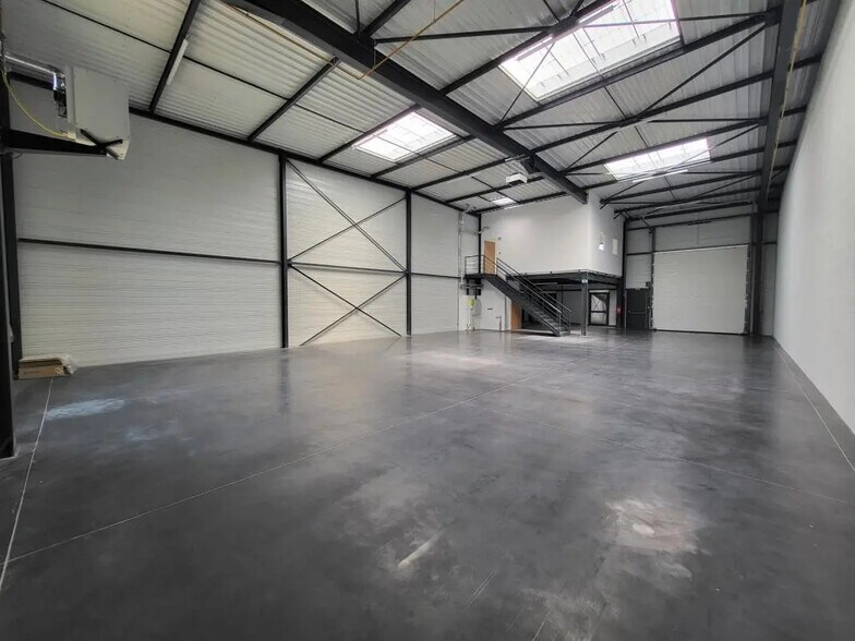 Flex in Saint-Priest for lease - Interior Photo - Image 1 of 7