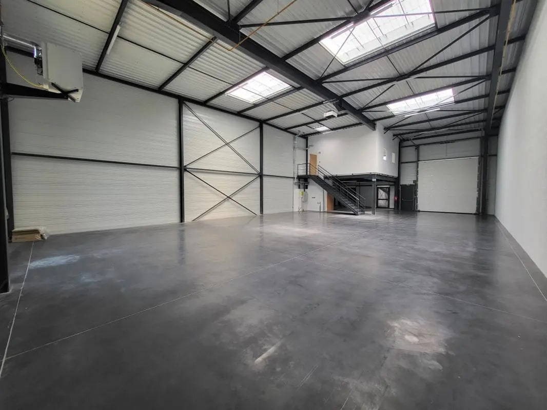 Flex in Saint-Priest for lease Interior Photo- Image 1 of 8