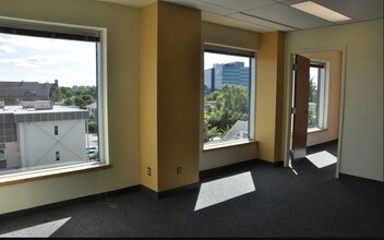 214 Montreal Rd, Ottawa, ON à louer Photo intérieure- Image 2 de 4