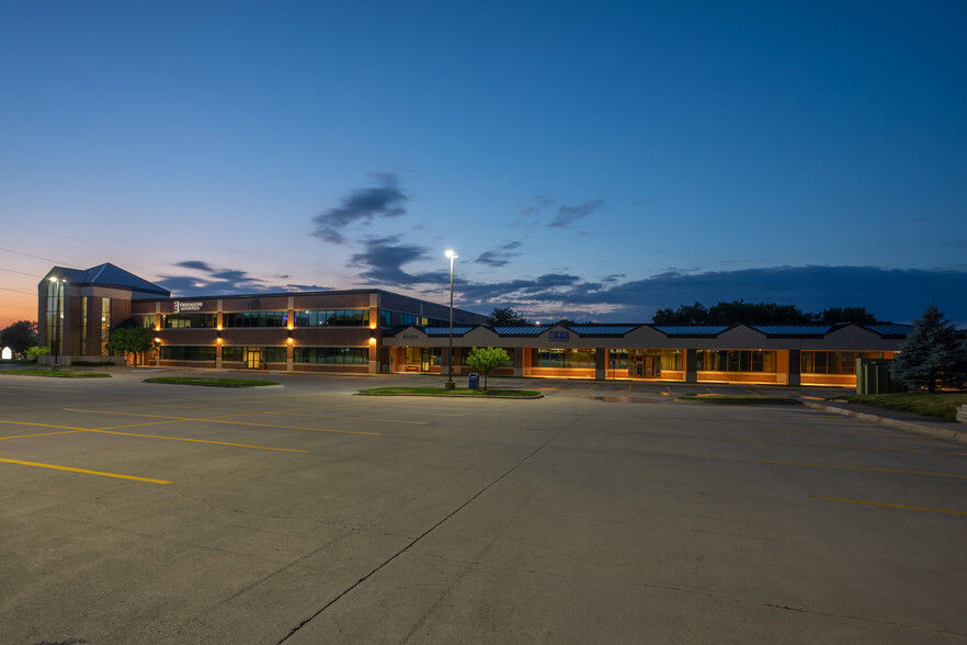 4949 Westown Pky, West Des Moines, IA à louer - Photo du bâtiment - Image 3 de 6