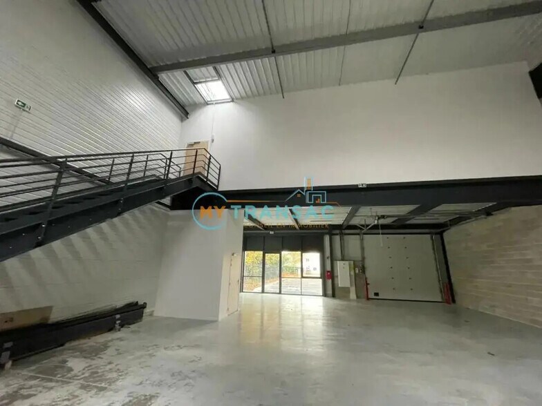 Flex in Bondoufle for lease - Interior Photo - Image 2 of 11