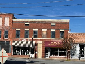 411 7th Ave E, Hendersonville, NC for lease Building Photo- Image 1 of 19