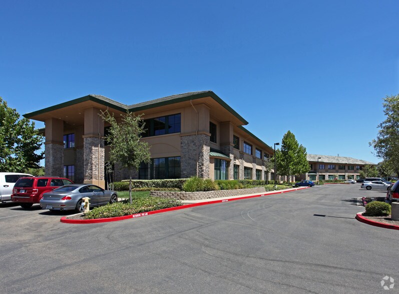 950 Glenn Dr, Folsom, CA à louer - Photo du bâtiment - Image 3 de 10